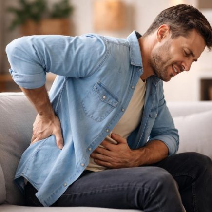 personne-assise-douleur-ventre-salon