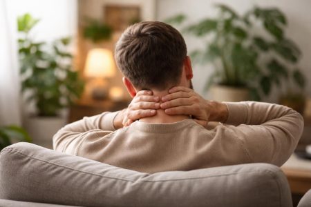 personne-fauteuil-massage-cou-plantes