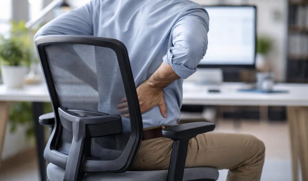 personne-dos-chaise-ergonomique-bureau