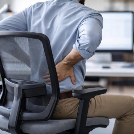 personne-dos-chaise-ergonomique-bureau