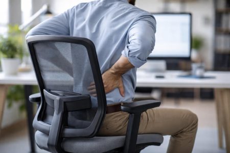 personne-dos-chaise-ergonomique-bureau