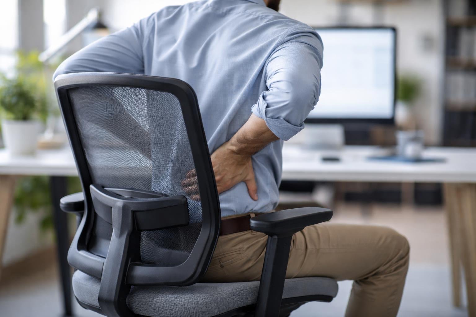 personne-dos-chaise-ergonomique-bureau