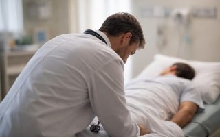 medecin-patient-salle-examen-hopital