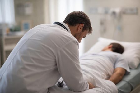 medecin-patient-salle-examen-hopital