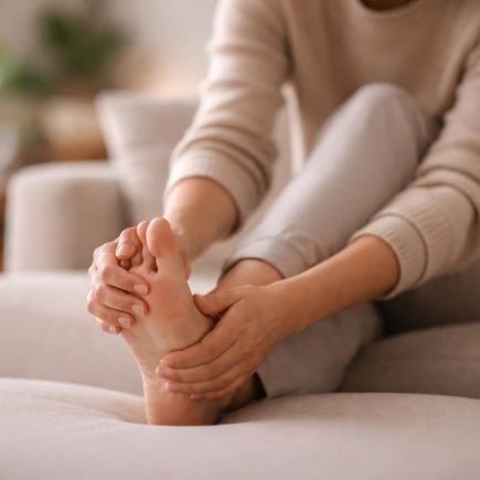 personne-masse-pied-salon-flou