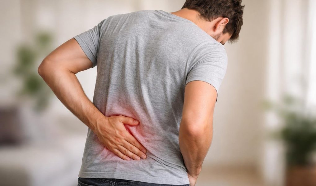 personne-dos-main-abdomen-douleur