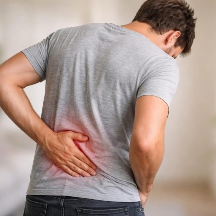 personne-dos-main-abdomen-douleur