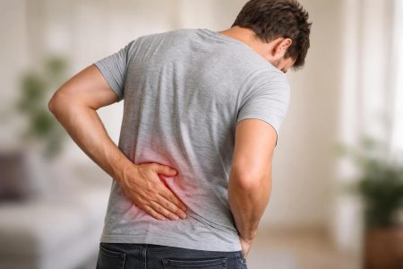 personne-dos-main-abdomen-douleur