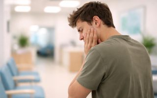homme-jeune-gene-salle-attente