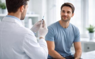 medecin-preparation-injection-patient-clinique