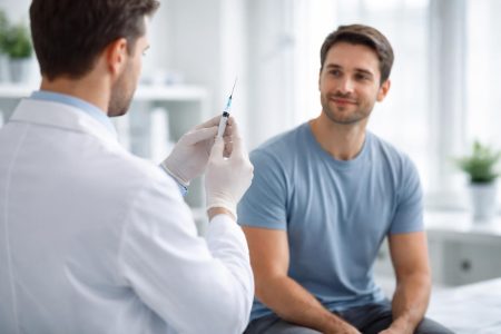 medecin-preparation-injection-patient-clinique